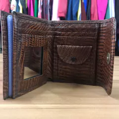 CARTEIRA MARROM FEMININA COM ESPELHO E DIVISÓRIAS DIVERSAS - comprar online