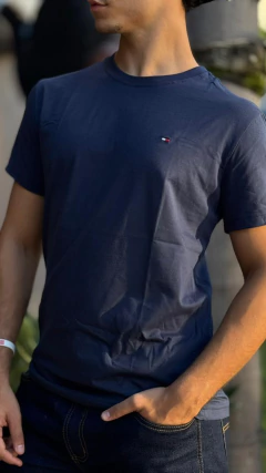 CAMISA IMPORTADA MASCULINA MALHA TOMMY HILFIGER MARINHO - SELARIA GUIMARÃES - MAIOR LOJA COUNTRY DE MINAS GERAIS, ENTRE AS MAIORES DO MUNDO!
