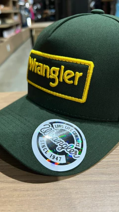 BONÉ WRANGLER VERDE LOGO BORDADA AMARELO ESTABLISHED 1947 - comprar online