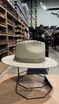 CHAPEU PRALANA TARÔ ABA RETA 7,5 MARFIM COM CAIXA na internet