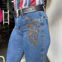 Imagem do CALÇA FEMININA BOOT CUT GALOPE BORDADA NOS BOLSOS CAVALO