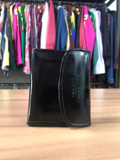 CARTEIRA FEMININA ESPELHO E DIVISÓRIAS DIVERSAS PRETA VERNIZ