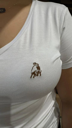 T-SHIRT FEMININA GOLA V TASSA BÁSICA BRANCA - loja online