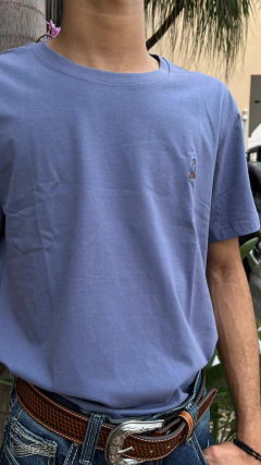 T-SHIRT PERMANENTE MASCULINA TASSA BÁSICA AZUL - SELARIA GUIMARÃES