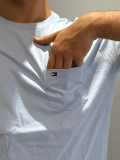 CAMISA MASCULINA MALHA TOMMY HILFIGER COM BOLSO AZUL BB - loja online