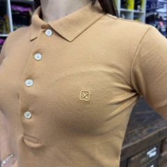 CAMISA GOLA POLO TXC FEMININA SLIM BORDADA CARAMELO - comprar online
