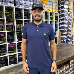 CAMISA MASCULINA GOLA POLO THANKFIELD MARINHO LOGO VERDE - SELARIA GUIMARÃES