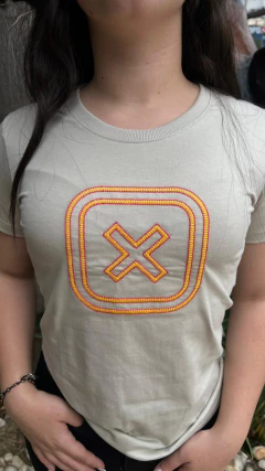 CAMISETA TXC SLIM FEMININA MALHA BORDADA PONTO BEGE - SELARIA GUIMARÃES
