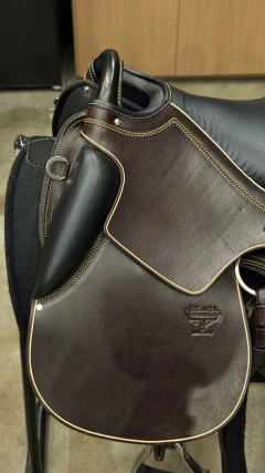 SELA PISTA MARCHADOR COQUELUCHE AUSTRALIANA PREMIUM MARROM/PRETO na internet