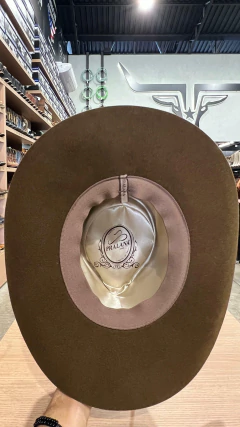 CHAPEU MARRUA ABA 8,5 CAFÉ FORRADO 3 BANDINHAS LOGO C/ CAIXA - SELARIA GUIMARÃES