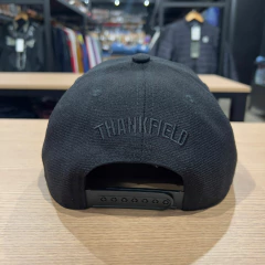 BONÉ THANKFIELD PRETO FECHADO LOGO FRONTAL - SELARIA GUIMARÃES