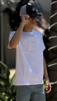CAMISA MALHA TXC MASCULINA BRANCO FIO 30 LOGO PEITO na internet