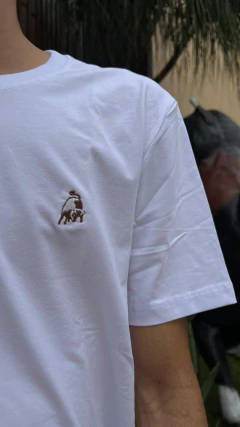 T-SHIRT PERMANENTE MASCULINA TASSA BÁSICA BRANCA - loja online