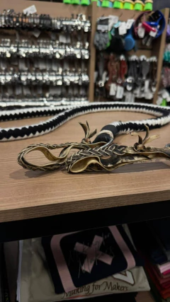 RÉDEA LÃ TRANÇADA BRANCO PRETO COURO CRU SELARIA GUIMARÃES - comprar online