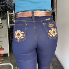 CALÇA ESTRIBO COUNTRY FEMININA RETA BORDADO NO BOLSO