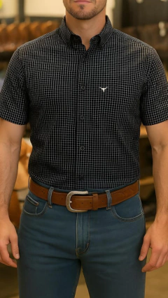 CAMISA MASCULINA XADREZ PEQUENO MANGA CURTA PRETA E CINZA - SELARIA GUIMARÃES - MODA COUNTRY E PRODUTOS PARA MONTARIA