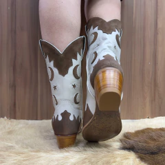 Imagem do BOTA TEXANA VIMAR BICO FINO MARFIM DETALHE ESTRELA LUA