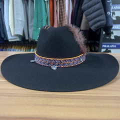 CHAPEU PRALANA MANDALA ABA 10 PRETO BANDINHA MEDALHAS PENA - loja online