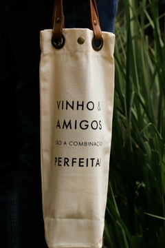Porta Garrafa Clássico - Vinho e Amigos é a Combinação Perfeita na internet