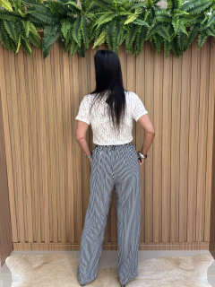 Calça pantalona listrada na internet
