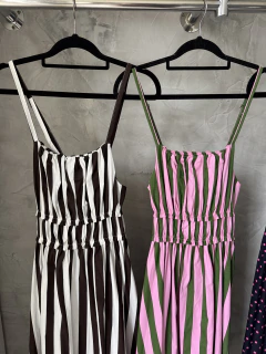 Vestido longuete | detalhe drapeado na cintura na internet