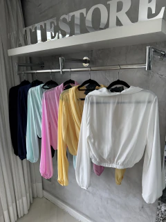 Imagem do Camisa-cropped decote transpassado | detalhes em renda