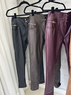 SALDO • Calça resinada | detalhes dourado - loja online