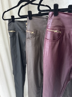 SALDO • Calça resinada | detalhes dourado - loja online