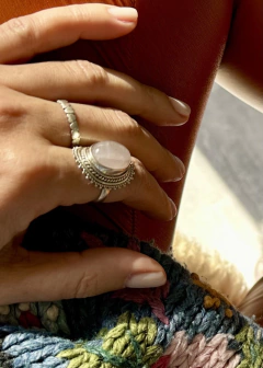 Anillo Cuarzo Rosa - Luli Basanisi - Joyería Contemporánea