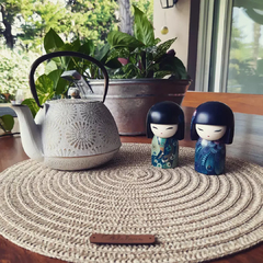 OhlaLove ofrece: Platos de sitio | Individuales Material: Fibra Sintética Diámetro 38 cm Color Beige ¡ y quedan hermosos ! ♡♡♡