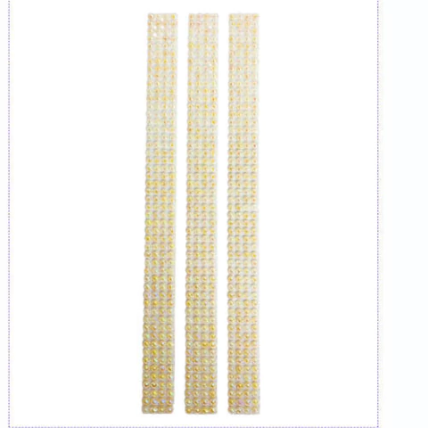  Contém 3 colunas com 204 strass em cada coluna.  Total  612 strass adesivo.