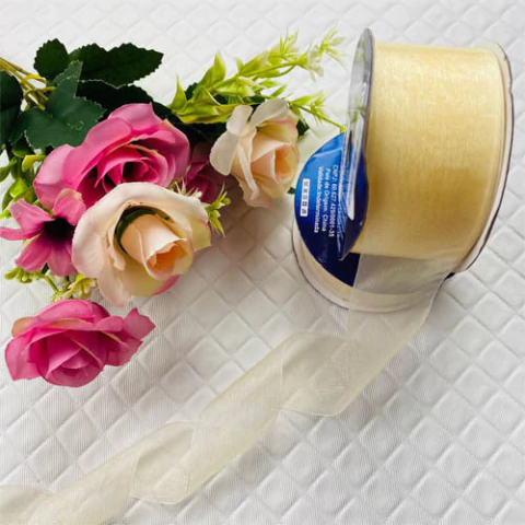 Fita Organza Merita, fita importada de excelente qualidade. Este produto irá deixar seus trabalhos muito mais bonitos. Pode ser utilizado de diversas maneiras, em embalagens, enfeites, decorações de ambiente, presente, pacotes, embrulhos, artesanato, etc.
