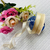 As flores são vendidas separadamente, e voçê encontra na categoria Decorações/Flores Artificiais.   Fita Organza Merita, fita importada de excelente qualidade. Este produto irá deixar seus trabalhos muito mais bonitos. Pode ser utilizado de diversas manei