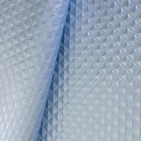 O PVC Matelassê é ideal para produção de bolsas, necessaires, decoração de brindes de luxo, estojos, estofados, cabeceiras, encapamento de cadernos e fichários, brindes costurados, utilitários, organizadores, artigos de petshop e muito mais. O PVC é um ma