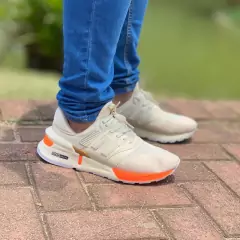 New Balance • Creme/Laranja na internet