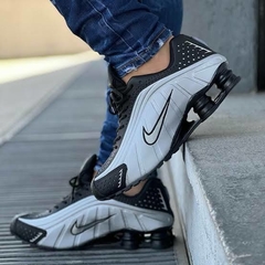 Nike Shox R4 • Preto/Cinza