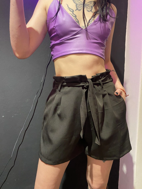 SHORT CREP CON LAZO LOVE