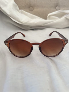 Gafas marrones circulares