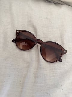 Gafas marrones circulares en internet