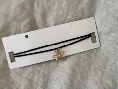 Choker Flor dorada en internet