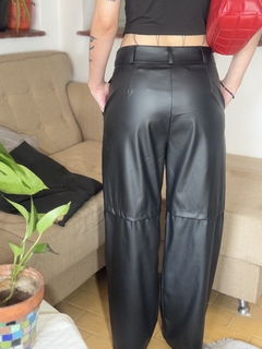 Pantalón engomado simil recto