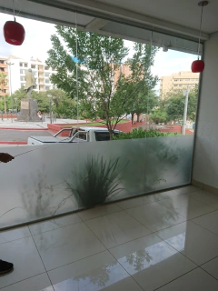 Vinilo Esmerilado con Diseño Personalizado para Empresas - Esmerilados Córdoba