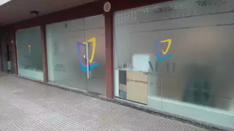 Vinilo Esmerilado con Diseño Personalizado para vidriera de Consultorio Odontológico