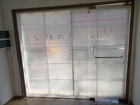 Vinilo Esmerilado con Diseño Personalizado para Centro de Medicina Estética
