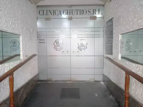 Vinilo Esmerilado + Vinilo de Corte con Diseño Personalizado para puerta de ingreso Clínica Chutro