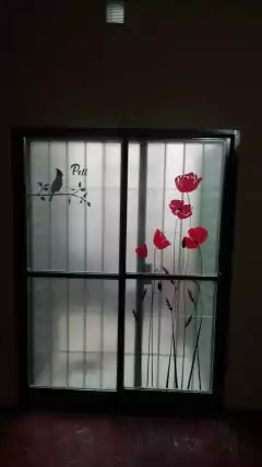 Vinilo Esmerilado Combinado con vinilo de corte "AMAPOLAS ROJAS" en internet