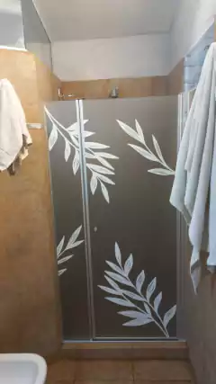 Vinilo esmerilado impreso con tinta blanca "FOGLIE"