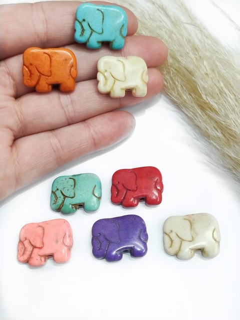 COD 7317 - Elefante Passante de Pedra Natural Howlita Colorida 20mm - 4 unidades