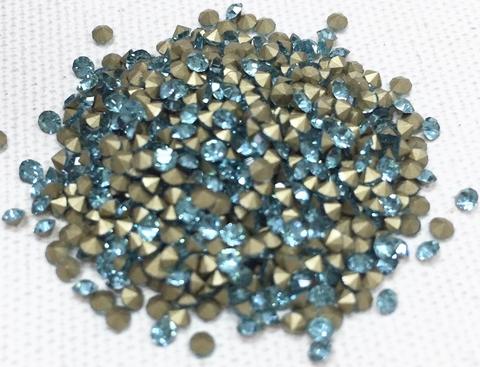 COD 6593 - Pedras de Strass SS4,5/PP10 Blue Zircon - Pacote com 30 Pedras