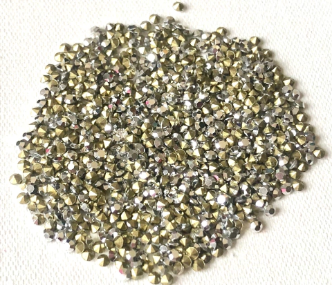 COD 2857 - Pedras de Strass SS8,5/PP18 Labrador - Pacote com 30 Pedras